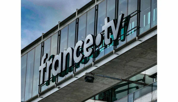 Siège de France Télévisions, symbole du groupe audiovisuel public confronté à des coupes budgétaires.