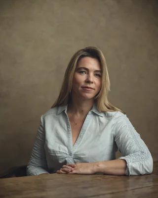 Portrait de Sarah Wynn-Williams, lanceuse d'alerte de Meta.