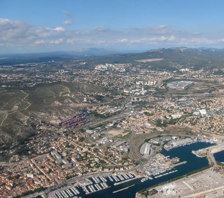 Vue aérienne des quartiers nord de Marseille, avec leur marina et leur habitat dense.