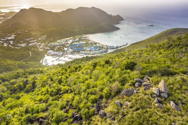 Vue aérienne d'une marina et d'un complexe hôtelier sur la côte de Saint-Martin.
