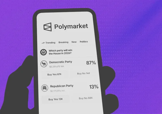 Illustration d'une main tenant un smartphone affichant les cotes des élections de 2026 sur Polymarket, fond violet.