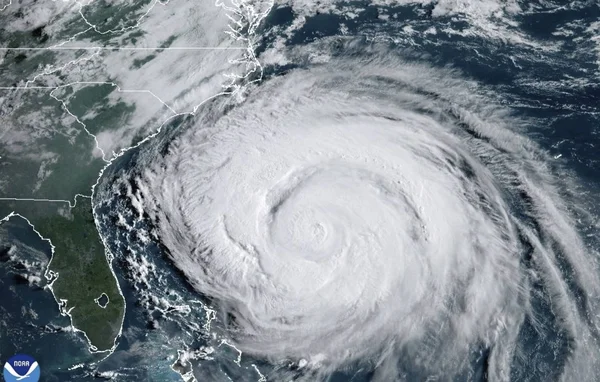 Image satellite de l'ouragan Erin au large de la côte est des États-Unis, provoquant des vagues géantes et des courants mortels.