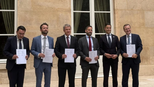 Les cinq groupes industriels européens signent la lettre d'intention pour le projet Bliksem EXO.