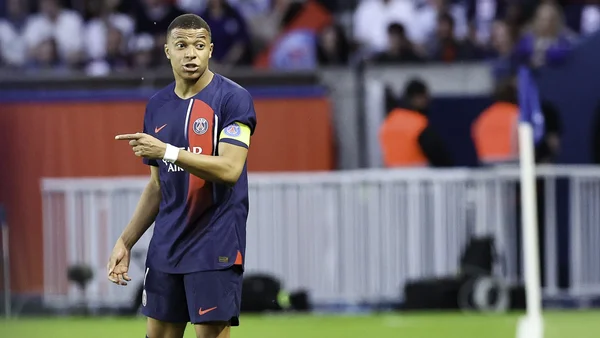 Kylian Mbappé sous les couleurs du PSG, pointant du doigt lors d’un match.