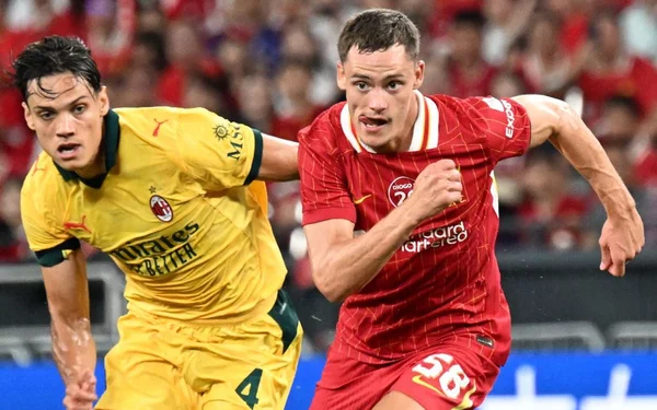 Action de jeu entre un joueur de l'AC Milan et un joueur de Liverpool.