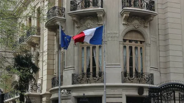 Ambassade de France arborant les drapeaux français et européen.
