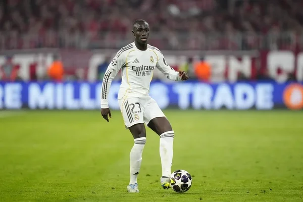 Ferland Mendy dribblant lors d'un match du Real Madrid.