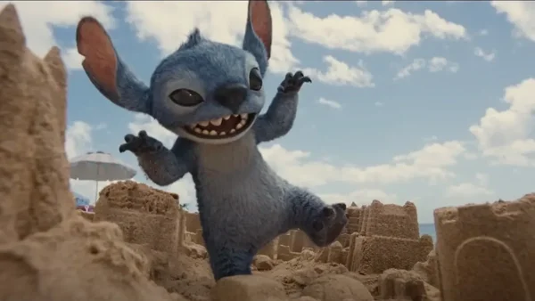 Stitch sur une plage avec des châteaux de sable dans la bande-annonce de Lilo & Stitch (2025).