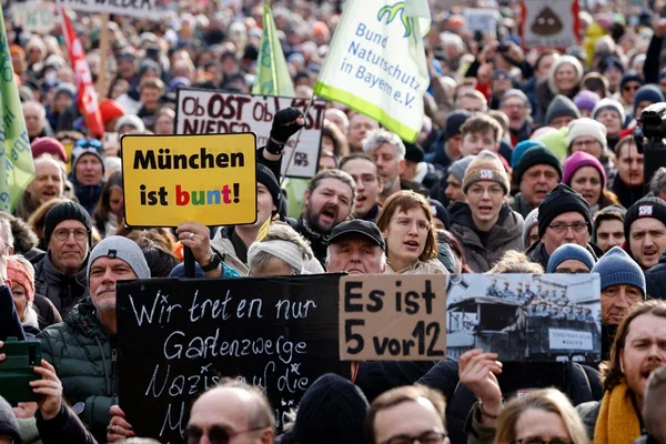 Manifestation à Munich contre l'extrême droite, avec pancartes 'München ist bunt!' et 'Es ist 5 vor 12'.