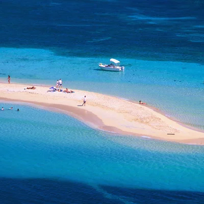 Banc de sable et eaux turquoise autour de Saint-Martin, destination prisée des touristes.