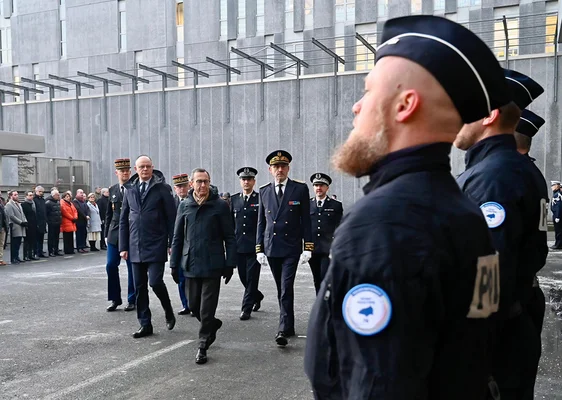Des responsables et militaires devant un bâtiment officiel, illustrant la priorité gouvernementale contre le narcotrafic.