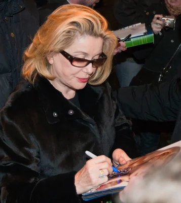 Catherine Deneuve signant un autographe à Berlin, lors du Festival du film de 2010.