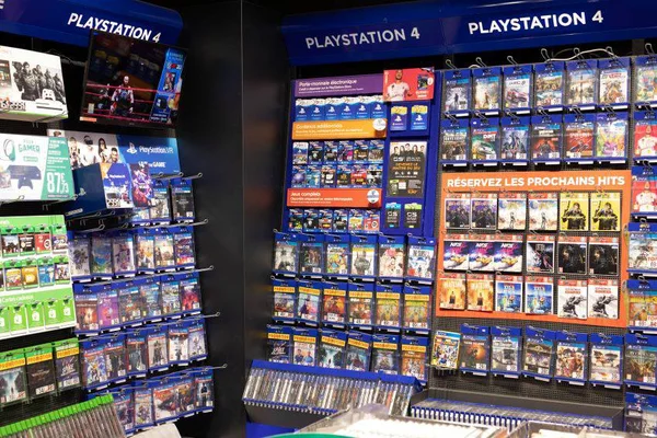 Présentoir de jeux et accessoires PlayStation 4 dans un magasin Micromania.