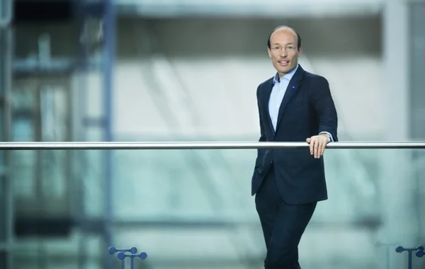 Anko van der Werff, principal candidat à la direction d'Air Canada, dans un cadre moderne.