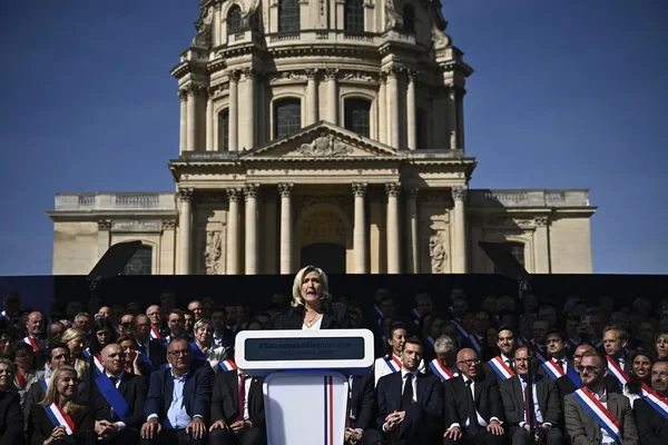 Marine Le Pen s’adressant à ses partisans devant le Panthéon à Paris, lors d’un rassemblement politique.