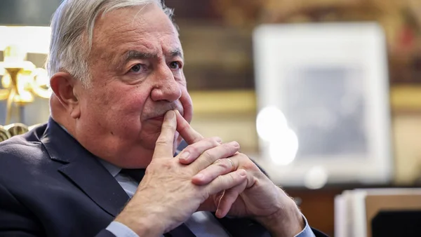 Gérard Larcher dans une attitude réfléchie.