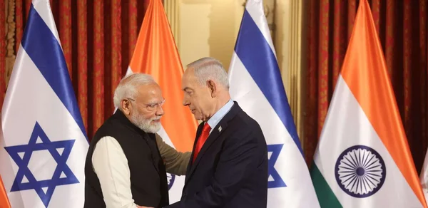 Narendra Modi et Benjamin Netanyahu lors d'une rencontre officielle, symbolisant les liens diplomatiques entre l'Inde et Israël.