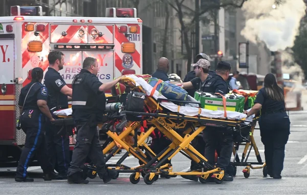 Transport d'un patient par les secours vers une ambulance à New York.