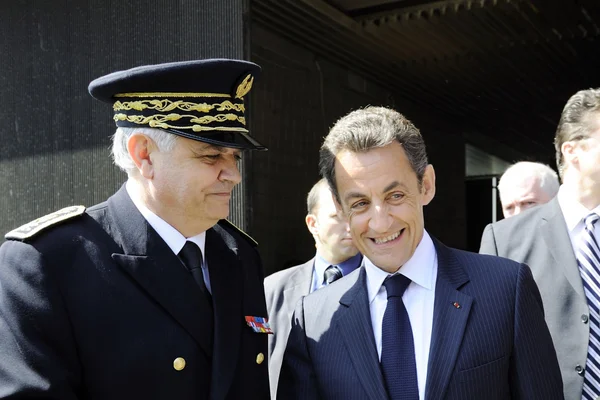 Christian Lambert (à gauche) en costume, aux côtés d'un officier en uniforme.