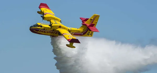 Avion bombardier d'eau Canadair CL-415 en vol lors d'un largage.