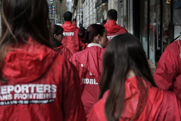 Membres de Reporters sans frontières (RSF) en action.