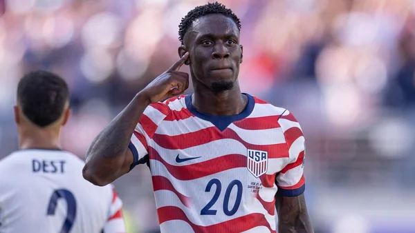 Ferland Mendy célébrant un but lors d'un match amical avec l'équipe des États-Unis.