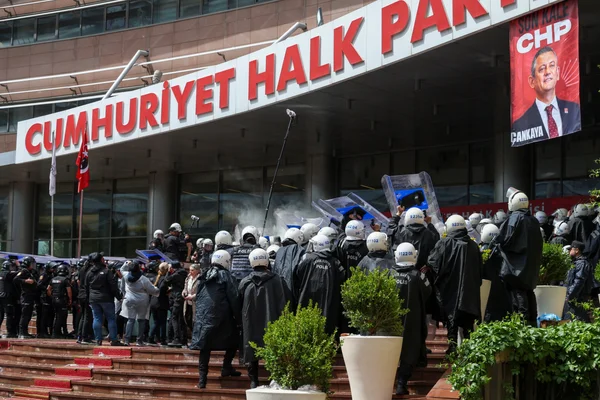 Assaut policier sur le siège du CHP à Ankara avec fumée et banderoles politiques