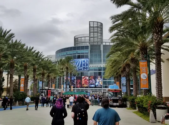 Allée menant au Anaheim Convention Center pendant la BlizzCon 2017, avec des participants en route.