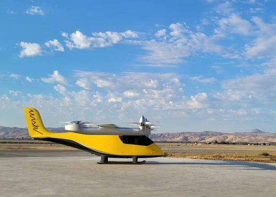 Maquette du sixième prototype autonome de Wisk Aero sur le tarmac d'un aéroport.
