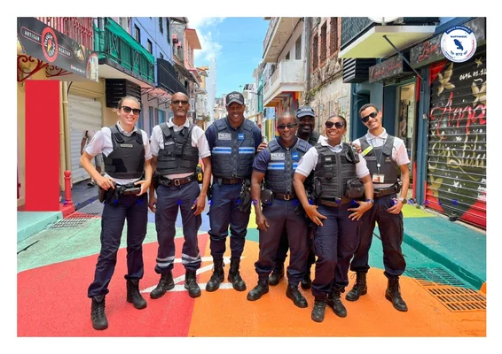 Des policiers nationaux en patrouille à Fort-de-France, en Martinique.