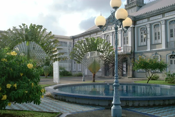 La mairie de Fort-de-France, bâtiment colonial emblématique, vue de la cour intérieure.