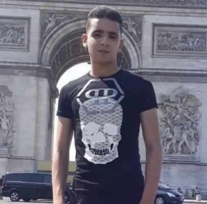 Taha Oualidat, 22 ans, le meurtrier présumé de Philippine, photographié devant l'Arc de Triomphe.