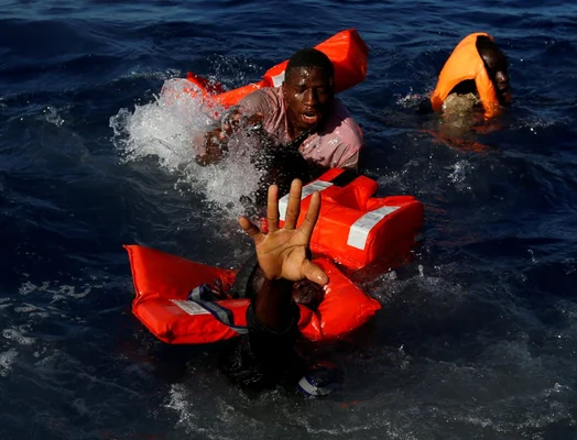Migrants en détresse en Méditerranée, luttant dans l'eau lors d'une opération de sauvetage.
