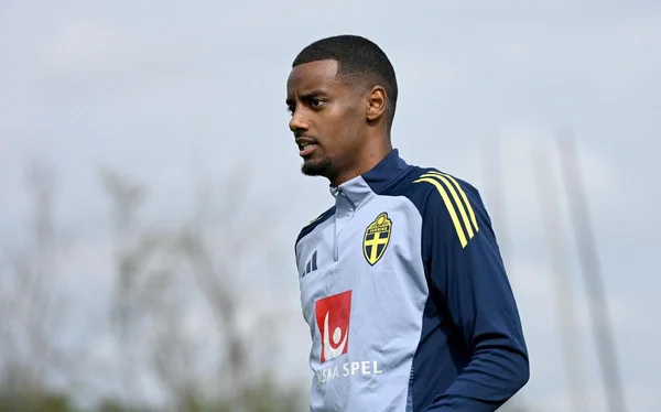 Joueur suédois en tenue d'entraînement, regardant au loin.