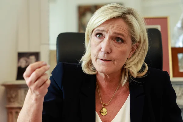 Marine Le Pen en interview dans son bureau, geste appuyé, après sa condamnation.