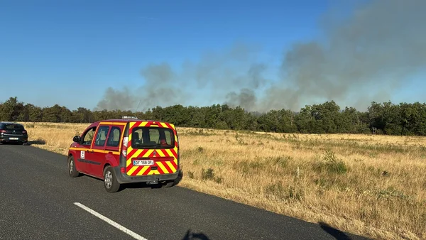 Un véhicule de secours près d'un incendie menaçant le site KNDS dans le Cher.