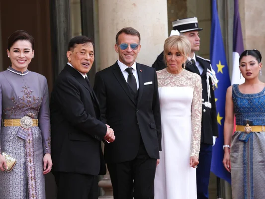 Emmanuel Macron et le roi de Thaïlande posant avec leurs épouses devant l'Élysée.