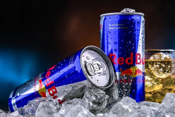 Canettes de Red Bull glacées, illustrant un produit emblématique visé par l’interdiction.