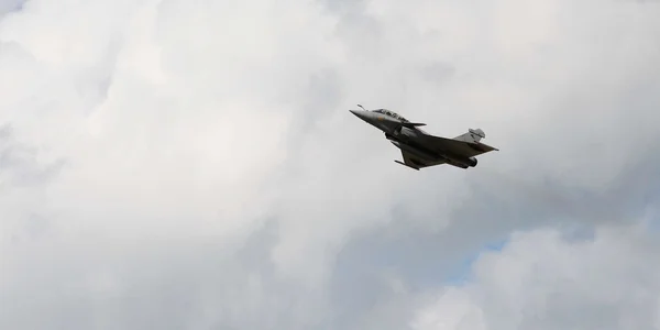 Rafale en vol au-dessus de l'Île-de-France, illustrant le passage du mur du son.