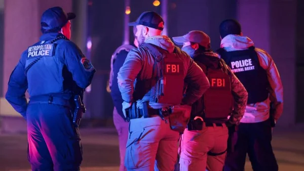 Agents du FBI et de la police métropolitaine en patrouille nocturne pour la sécurité de la Coupe du monde.