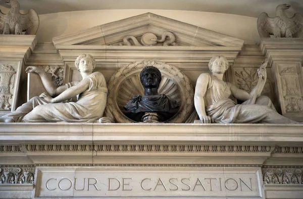 Détail de la façade de la Cour de cassation, symbole de l'institution judiciaire.