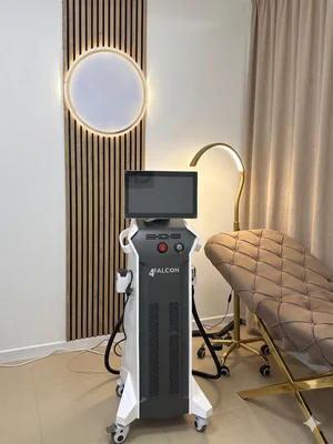 Dispositif laser Falcon 4 Pro, un modèle de nouvelle génération utilisé dans les centres d'épilation.