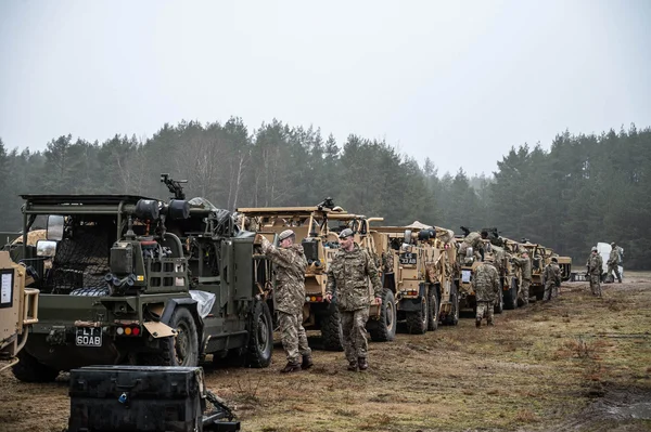 Véhicules et soldats britanniques lors d'un exercice d'entraînement au terrain d'entraînement de Drawsko Pomorskie.