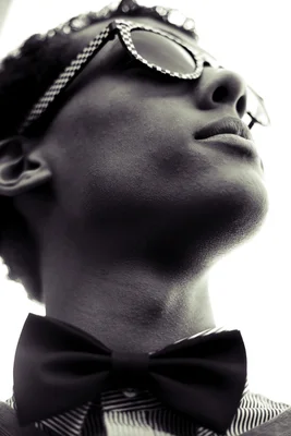 Portrait de Stromae en noir et blanc.