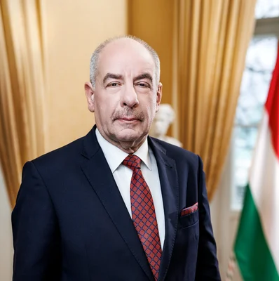 Portrait officiel de Tamás Sulyok, président de la Hongrie depuis 2024.
