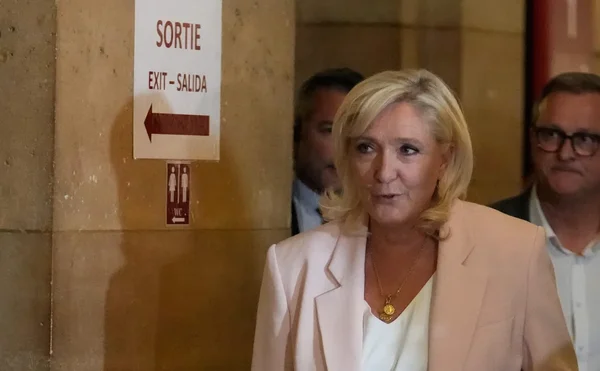 Marine Le Pen quittant le tribunal après le verdict.
