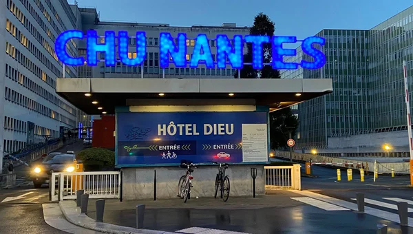 Entrée de l'Hôtel-Dieu avec l'enseigne lumineuse du CHU de Nantes.