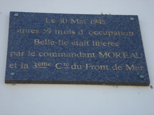 Plaque commémorative de la libération de Belle-Île-en-Mer le 10 mai 1945, située sur le port du Palais.