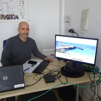 Julien Poublan présentant le projet Sail and Clean depuis son bureau.