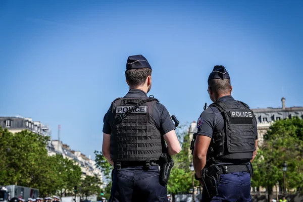 Des policiers en faction devant un bâtiment parisien.